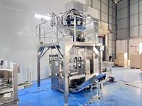 Machine de remplissage et de scellage verticale automatique avec peseuse multi-têtes pour l'emballage de granulés alimentaires de 500g, 1kg, 5kg
