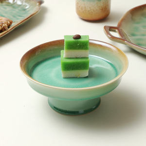 Assiette à dessert en céramique, finition craquelée verte, sur pied, pour usage domestique - Product Image 1