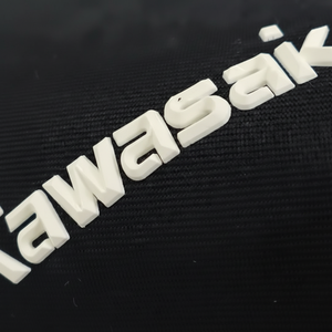 Logo en silicone personnalisable écologique tendance 2025 avec effet 3D en relief pour les étiquettes de transfert thermique pour vêtements - Product Image 1