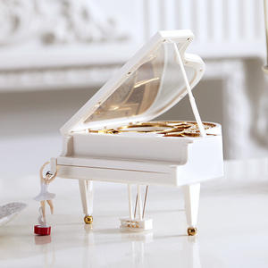 Piano forme Mini boîte à <span class=keywords><strong>musique</strong></span> en plastique chaud <span class=keywords><strong>romantique</strong></span> <span class=keywords><strong>classique</strong></span> danse ballerine boîte à <span class=keywords><strong>musique</strong></span> danse <span class=keywords><strong>musique</strong></span> jouet pour la décoration de bureau - Product Image 2