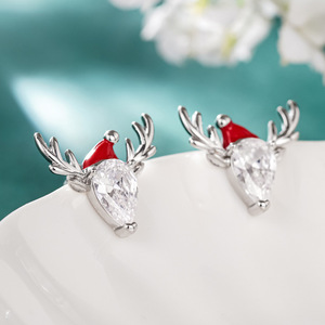 Boucles d'oreilles clous en forme de chapeau de renne de Noël, design hivernal, accessoires pour les oreilles - Product Image 3