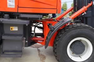 Chariot élévateur 4x4 3T Diesel tout-terrain, pour travaux en montagne, usage intensif, certifié CE - Product Image 4