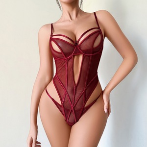 Body en dentelle résille rouge à décolleté plongeant, ajouré, à bretelles, lingerie teddy - Product Image 4