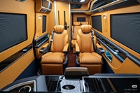 Kit de conversion intérieure de luxe pour Sprinter W907 : sièges de style aviation VIP avec mécanisme de levage.