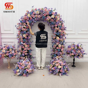 Ensemble de toile de fond d'arche florale personnalisée pour événements de mariage romantiques, avec centre de table en boule de fleurs violettes - Product Image 1