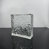 Brique de verre texturée transparente moderne personnalisée à motif écaille de poisson, bloc de cristal solide carré pour la conception de cloisons de chambres d'hôtels de luxe