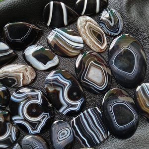 Lot de cabochons en agate noire à bandes, formes variées, pierres précieuses naturelles en vrac pour la fabrication de bijoux, exportateur OEM Inde - Product Image 6