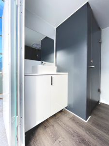 Unité de toilettes mobiles de 6 m avec toilettes à chasse d'eau et lavabo pour événements et chantiers - Product Image 6