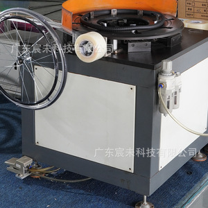 Máquina Neumática Semiautomática para Recubrimiento y Instalación de Neumáticos de Silla de Ruedas con Componente Central de Motor - Product Image 2