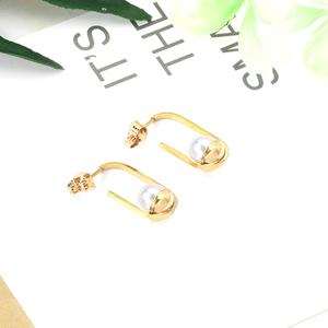 Pendientes de Aro con Perla Blanca en Forma de Letra G de 8mm, Chapados en Oro, de Buena Calidad - Product Image 5