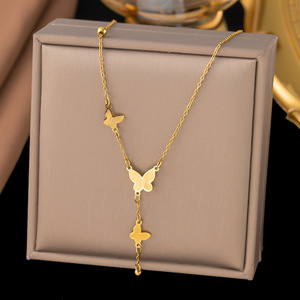 Venta caliente exquisita mujer impermeable 18K chapado en oro <span class=keywords><strong>de</strong></span> acero inoxidable letra mariposa colgante collar joyería <span class=keywords><strong>de</strong></span> moda - Product Image 3