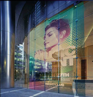 Film LED transparent HD Écran flexible Fenêtre polychrome avec installation simple pour une utilisation en intérieur pour centre commercial