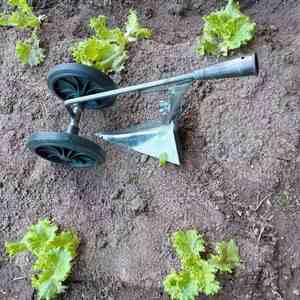 Tuin Gras Onkruidbestrijdingsgereedschap Koolstofstaal Gesmeed Metaal Landbouw Boeren Bodem Graafhaken <span class=keywords><strong>2</strong></span> Wielen <span class=keywords><strong>3</strong></span> in 1 Hand Landbouw Ploegen - Product Image 2