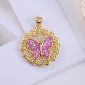 <span class=keywords><strong>Collana</strong></span> <span class=keywords><strong>con</strong></span> ciondolo a forma di elefante placcato oro <span class=keywords><strong>con</strong></span> micro pavé di zirconi e intarsio di opale scintillante, simbolo di buona fortuna, ideale come regalo per la famiglia. - Product Image 6