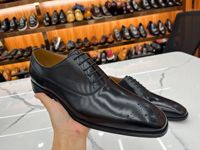 Chaussures habillées classiques en cuir véritable pour hommes, faites à la main, à bout pointu et sculpté, pour affaires, collection 2026