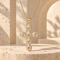 ARNAN Collier tendance en laiton plaqué or 18 carats et acier inoxydable avec pendentif croix chaîne de lèvre et grand zircon cubique (CZ) taille cabochon effet glacé
