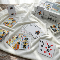 Cartes à jouer personnalisées noires avec noyau en carton et boîte à rabat à bord métallisé, finition lisse pour le jeu et les fêtes