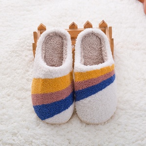 Pantoufles colorées personnalisées pour femmes Soft Embroidered Fluffy Cozy Home pantoufles pour les femmes - Product Image 3