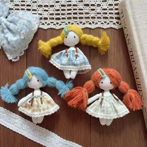 Porte-clés Poupée en Tissu Fille Mignonne aux Cheveux Tressés, avec Robe à Jupe Florale, Breloque <span class=keywords><strong>de</strong></span> Sac, Décoration Cadeau Féminin, Ornement Suspendu Polyvalent et Tendance - Product Image 2