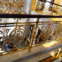 Balustrade d'escalier en métal sculpté sur mesure par CNC avec garniture dorée, motif ajouré, rampe d'escalier intérieure avec main courante en bois massif