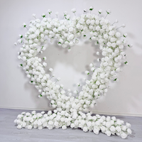 Composition florale artificielle en forme de cœur rouge pour décorations de scène de mariage, de demande en mariage ou de festival