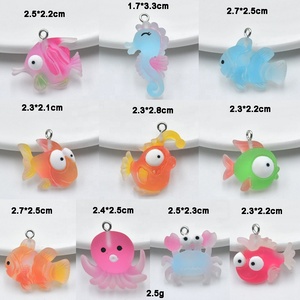 Colgantes de resina con diseño de cangrejo y pez marino para la fabricación de joyas DIY: pendientes, collares, pulseras, llaveros hechos a mano y accesorios. - Product Image 2