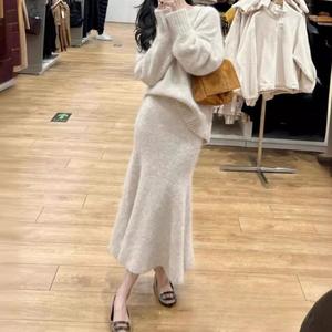 Conjunto de 2 Piezas Casual para Mujer, Suéter de Punto Suave con Cuello en V, Falda de Cola de Pez de Cintura Alta, Estilo Invernal Premium - Product Image 5