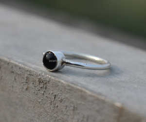 แหวนเงินแท้ 925 นิลดํา พลอยธรรมชาติ เครื่องประดับเงินทํามือสวยงาม - Product Image 2