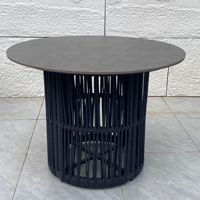 Ensemble de salle à manger d'extérieur nordique en corde PE avec table en pierre frittée à structure en aluminium et fauteuils rembourrés imperméables – Mobilier d'extérieur