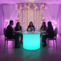 Tables et chaises de luxe pour 12 personnes, diamètre 180 cm, pour la location événementielle