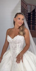 Abito <span class=keywords><strong>da</strong></span> <span class=keywords><strong>Sposa</strong></span> Ruolai HL737 Princess Royal con Corsetto Applicato, Vita Basque e Maniche in Pizzo - Product Image 5