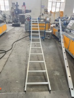 Machine de poinçonnage CNC JINOU pour la fabrication d'échelles droites en aluminium, moteur PLC, certifiée CE, haute efficacité, facile à utiliser pour l'électricité