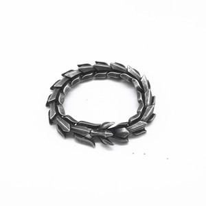 Yunnique Elegante Brazalete de Acero de Titanio Negro con Diseño Geométrico de Planta, Joyería Unisex, Brazalete de Acero Inoxidable 316 - Product Image 5