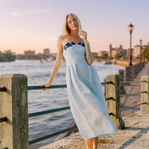 Robe de cocktail élégante sans bretelles en mousseline de soie avec broderie florale bleue, longueur genou, silhouette trapèze pour femme - Product Image 5