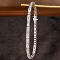 Bracelet élégant et classique pour femme, style Hailey, avec un dégradé de diamants de laboratoire taille princesse, fabriqué en or blanc 14 carats