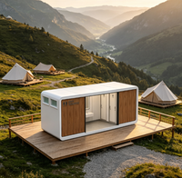 Module de toilettes insonorisé préfabriqué avec panneau sandwich isolé et finition extérieure imitation bois, unité modulaire pour usage urbain extérieur