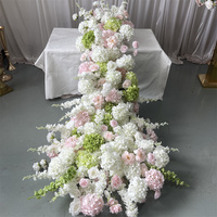 Chemin de table en fleurs d'hortensia cascade de haute qualité, couleurs blanc, rose et vert, idéal pour la décoration de mariage