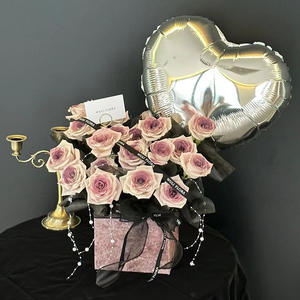 Bouquet de roses roses de luxe dans une boîte exquise avec des décorations Bouquet romantique de la Saint-Valentin - Product Image 1