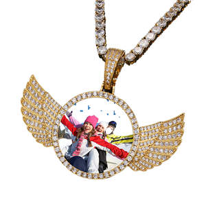 จี้รูปปีกนางฟ้าเล็กประดับเพชรโมอิสซาไนต์ชุบทองคำขาว 925 ยี่ห้อ NUOYA Hip Hop Ice  รับทำตามแบบ พร้อมรับรับรูปภาพ ผ่านการทดสอบเพชร ได้รับการรับรองจาก GRA - Product Image 1