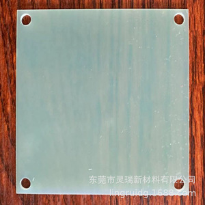 Feuille d'isolation en mica 600V pour applications haute tension, couleur verte avec trous - Product Image 2