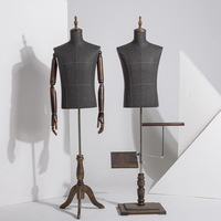 Maniquí de ventana de plástico de medio modelo de cuerpo superior para tienda de ropa de hombre estilo de soporte