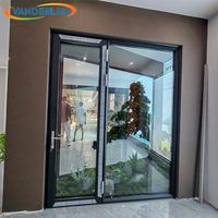 Muchos propietarios de villas de lujo optan por ventanas abatibles de aluminio de doble modo eléctrico y manual para una operación diaria sencilla