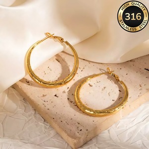 Pendientes grandes retro tallados con motivos étnicos, de acero de titanio, dorados, con relieve circular, que no se desvanecen, para mujer - Product Image 2