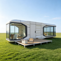 Maison conteneur capsule spatiale futuriste, cabine lounge moderne carrée, unité mobile respirante en panneaux sandwich pour extérieur et parc