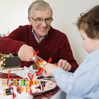 Craquelins de Noël personnalisables avec finition en gaufrage Fournitures de fête Boîte-cadeau avec blague et prix Conception en carton fait main