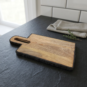 Tabla de cortar de madera de acacia con borde desbastado y asa para carne, queso, pan y servicio en la cocina - Product Image 3