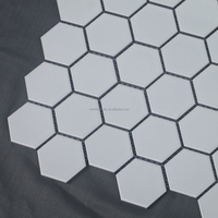 Carreaux de mosaïque en céramique hexagonaux blancs antidérapants durables pour la conception imperméable décorative commerciale de salle de bains de plancher de mur