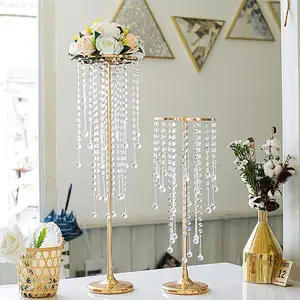 婚礼中心立花瓶和高大金属花底，带水晶吊坠桌子中心件金色和银色