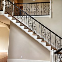 Modèle de balustre décoratif en fer forgé peint mat sur mesure pour rampes d'escalier de villa de luxe intérieure