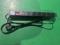 Équipement de distribution d'alimentation à prise britannique Bande d'alimentation en rack PDU avec interrupteur 6 prises pour les centres de données et l'utilisation d'UPS